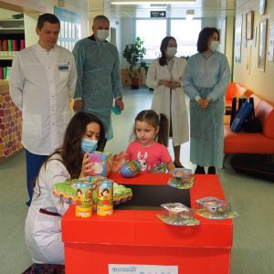 В Международный день волонтера Тюменские единороссы передали «Коробку храбрости» с игрушками пациентам нейрохирургического центра