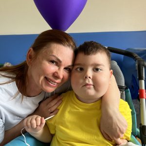 Для пациентов детского нейрохирургического отделения ФЦН в Тюмени — 1 июня стал праздником. Им подарили сладкие подарки и яркие воздушные шары