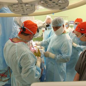 Бригада врачей Федерального центра нейрохирургии провела операцию в сознании пациенту на Урале