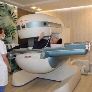 В арсенале   Федерального центра нейрохирургии есть уникальный аппарат МРТ открытого типа: сканирует пациента в положении стоя и лёжа, видит неуловимые детали во время исследования