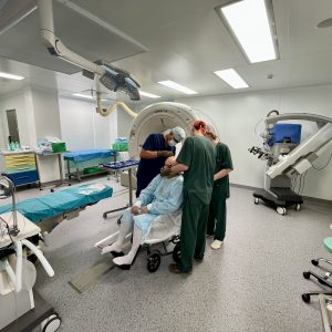 Альберт Суфианов: раньше большой разрез, сейчас малотравматичная операция с одним проколом. Интраоперационная с КТ и МРТ – прорыв в российской нейрохирургии