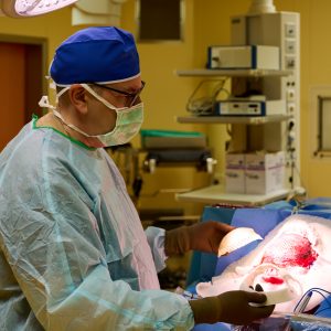 После травмы черепа пациенту провели в ФЦН Тюмени краниопластику, закрыли лобную часть титановой пластиной