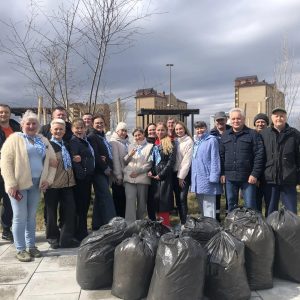 Сотрудники Федерального центра нейрохирургии приняли участие в субботнике в сквере медицинских работников