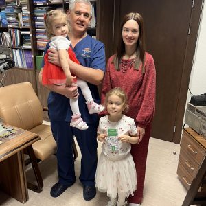 Юлия Иванова, которой Альберт Суфианов провёл внутриутробную операцию, приехала поздравить центр с юбилейной датой