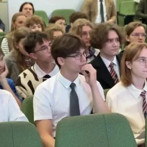 Инженер центра оценил таланты учащихся Тюменской физматшколы на защите проектов — 2026